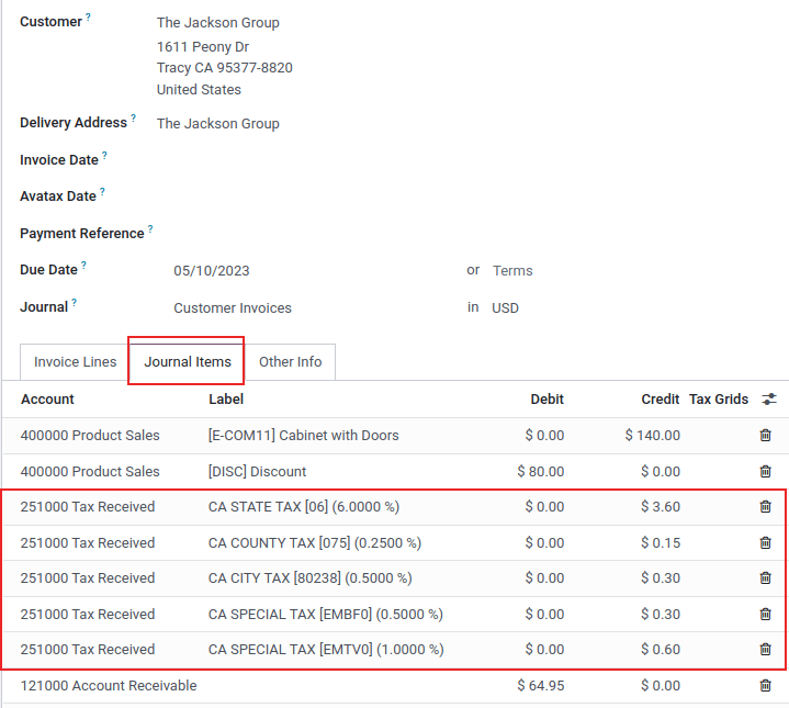 Asientos de diario resaltados en una factura de Odoo.