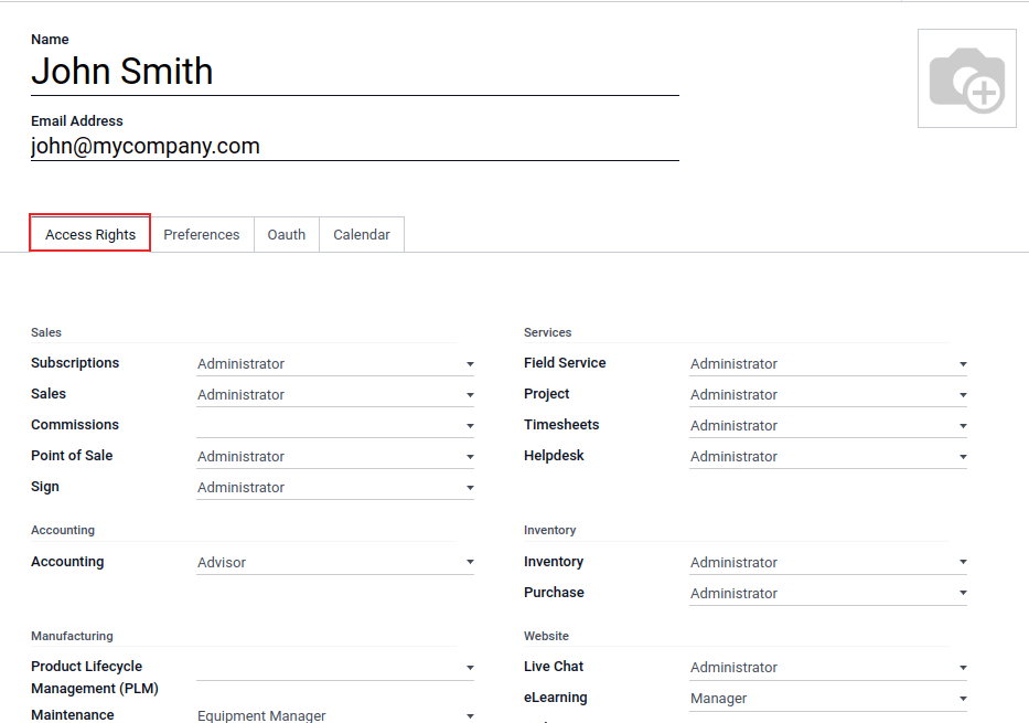 Vista del formulario del usuario en la que se destaca la pestaña de permisos de acceso en Odoo.