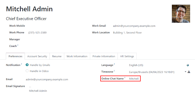 Vista del perfil de usuario en Odoo, se resalta el campo de nombre de chat en línea.